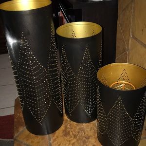 3 decorations w lights requires batteries